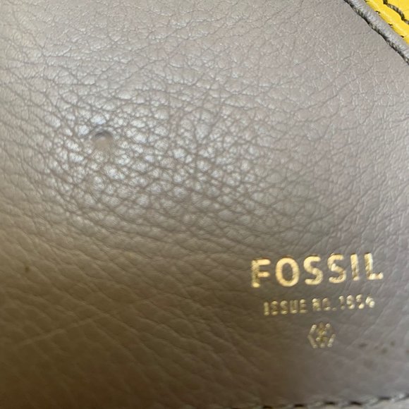 Fossil Leather Mini Wallet and Passport Cover - Picture 9 of 11